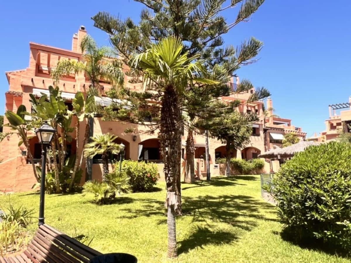 Appartement de 2 chambres à louer à Estepona avec piscine garage - 1 700 € (Ref: 10000206)