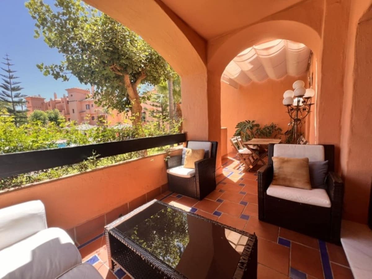 Appartement de 2 chambres à louer à Estepona avec piscine garage - 1 700 € (Ref: 10000206)