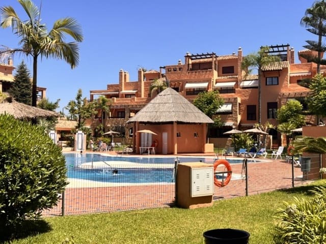 Appartement de 2 chambres à louer à Estepona avec piscine garage - 1 700 € (Ref: 10000206)