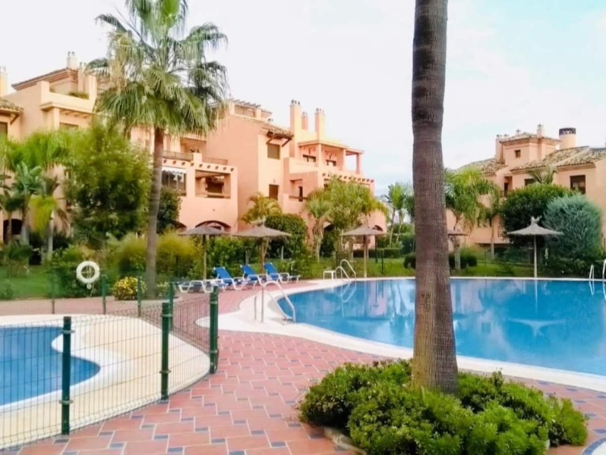 Appartement de 2 chambres à louer à Estepona avec piscine garage - 1 700 € (Ref: 10000206)
