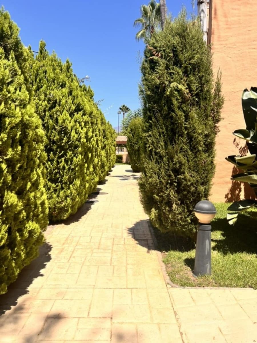 Appartement de 2 chambres à louer à Estepona avec piscine garage - 1 700 € (Ref: 10000206)