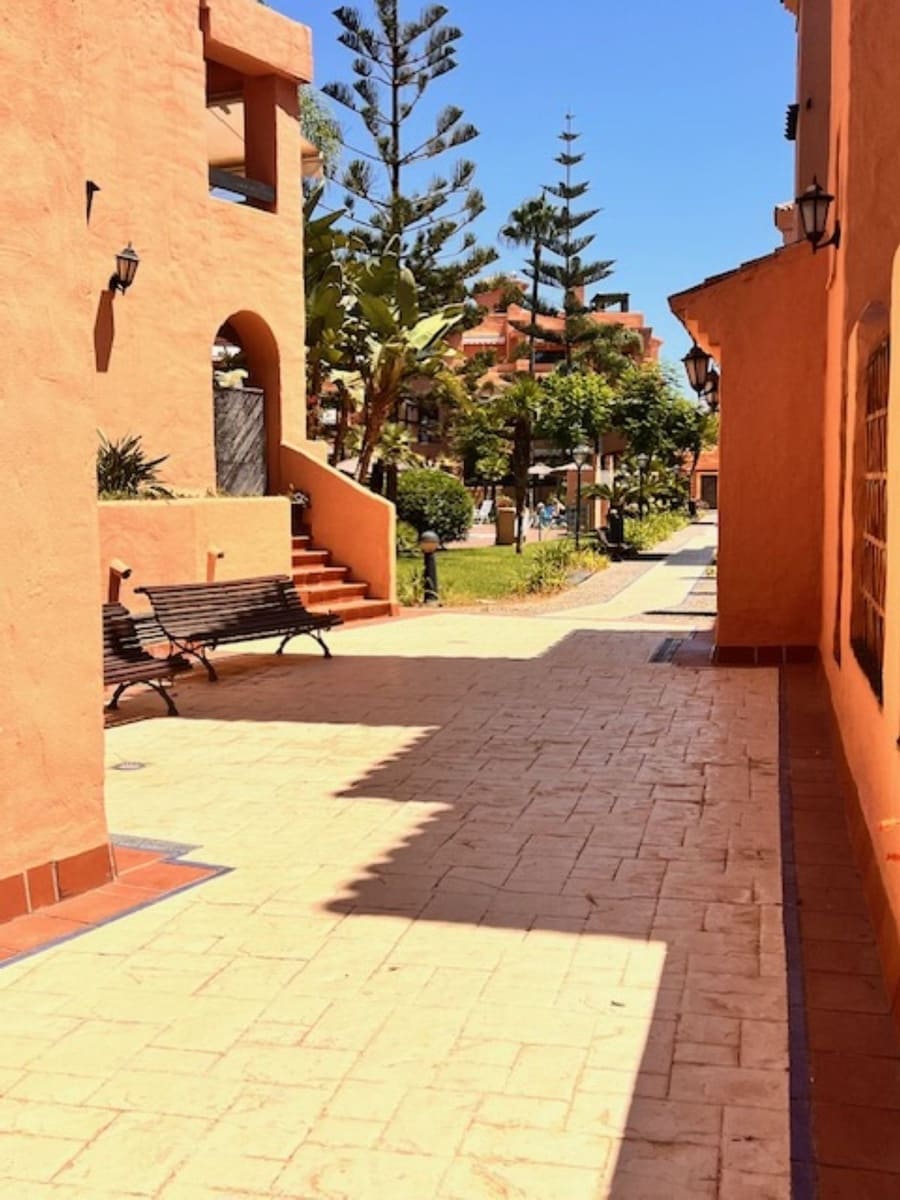 Appartement de 2 chambres à louer à Estepona avec piscine garage - 1 700 € (Ref: 10000206)