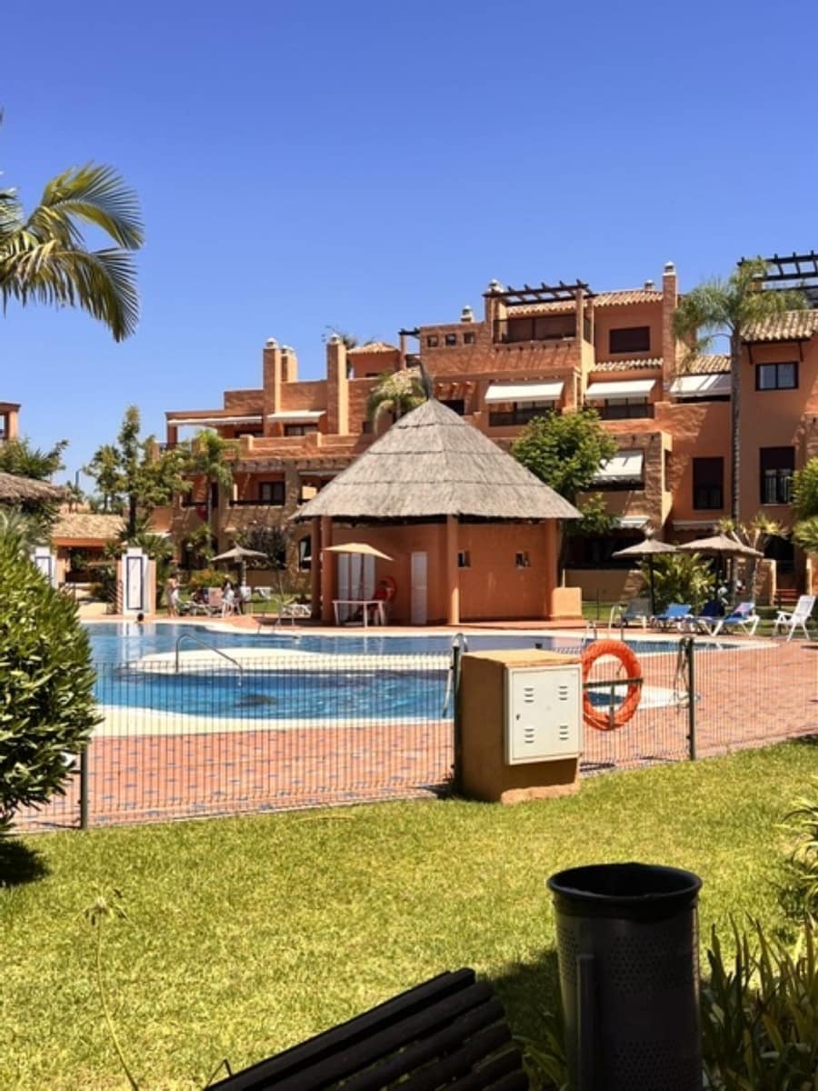 Appartement de 2 chambres à louer à Estepona avec piscine garage - 1 700 € (Ref: 10000206)