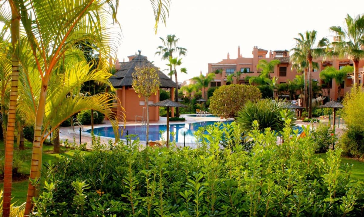 Appartement de 2 chambres à louer à Estepona avec piscine garage - 1 700 € (Ref: 10000206)