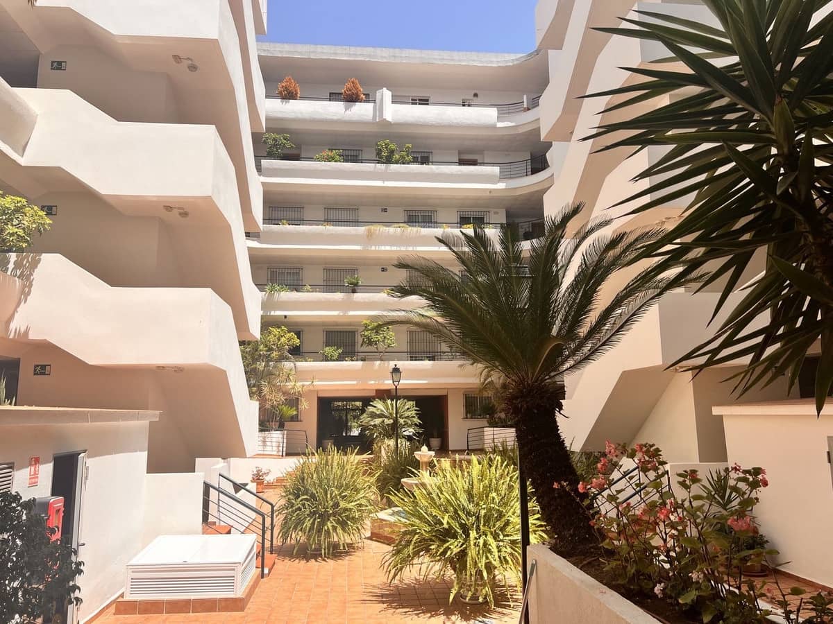 2 soverom Leilighet til leie i Guadalmina med svømmebasseng garasje - € 1 900 (Ref: 10019860)