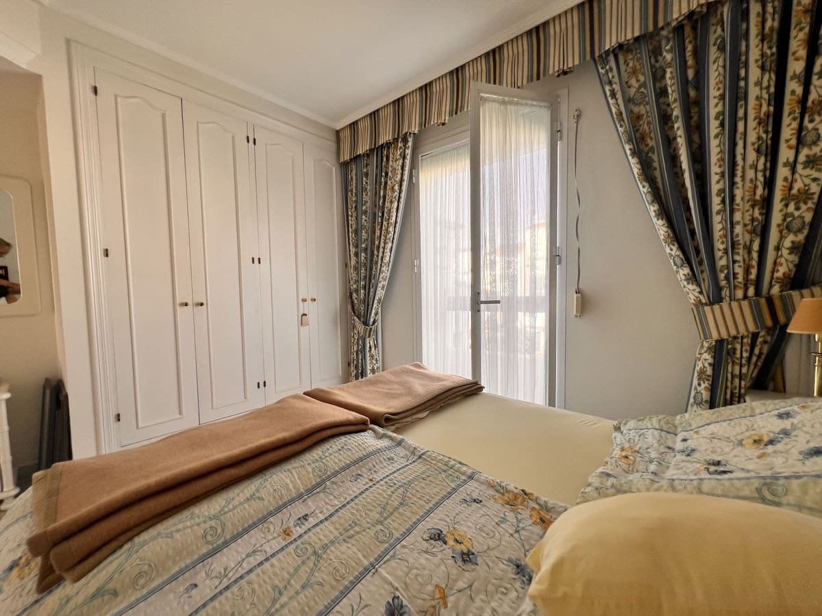 2 bedroom Penthouse for sale in Bel-Air with pool garage - € 410,000 (Ref: 10093863)