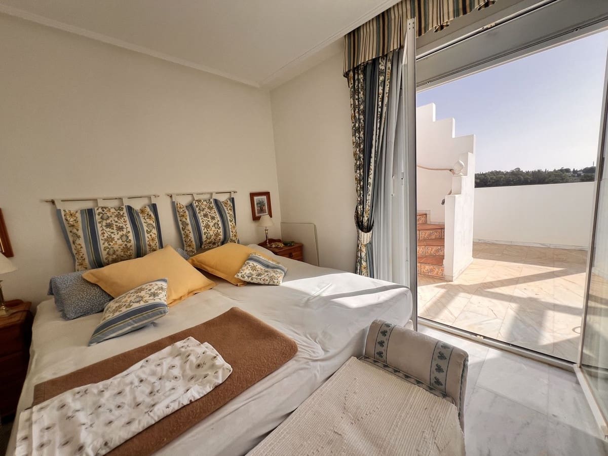 2 bedroom Penthouse for sale in Bel-Air with pool garage - € 410,000 (Ref: 10093863)