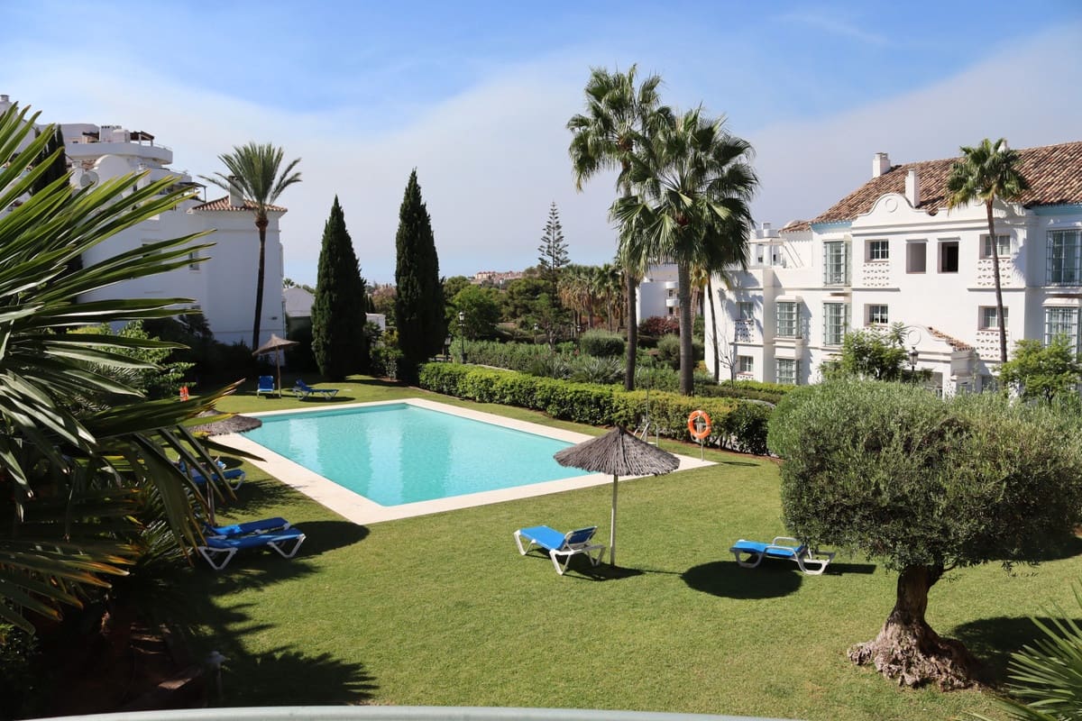 2 soveværelse Lejlighed til leje i Guadalmina med swimmingpool garage - € 1.850 (Ref: 10130688)