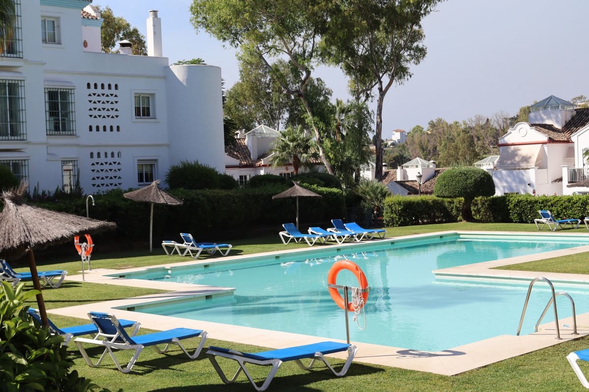2 soveværelse Lejlighed til leje i Guadalmina med swimmingpool garage - € 1.850 (Ref: 10130688)