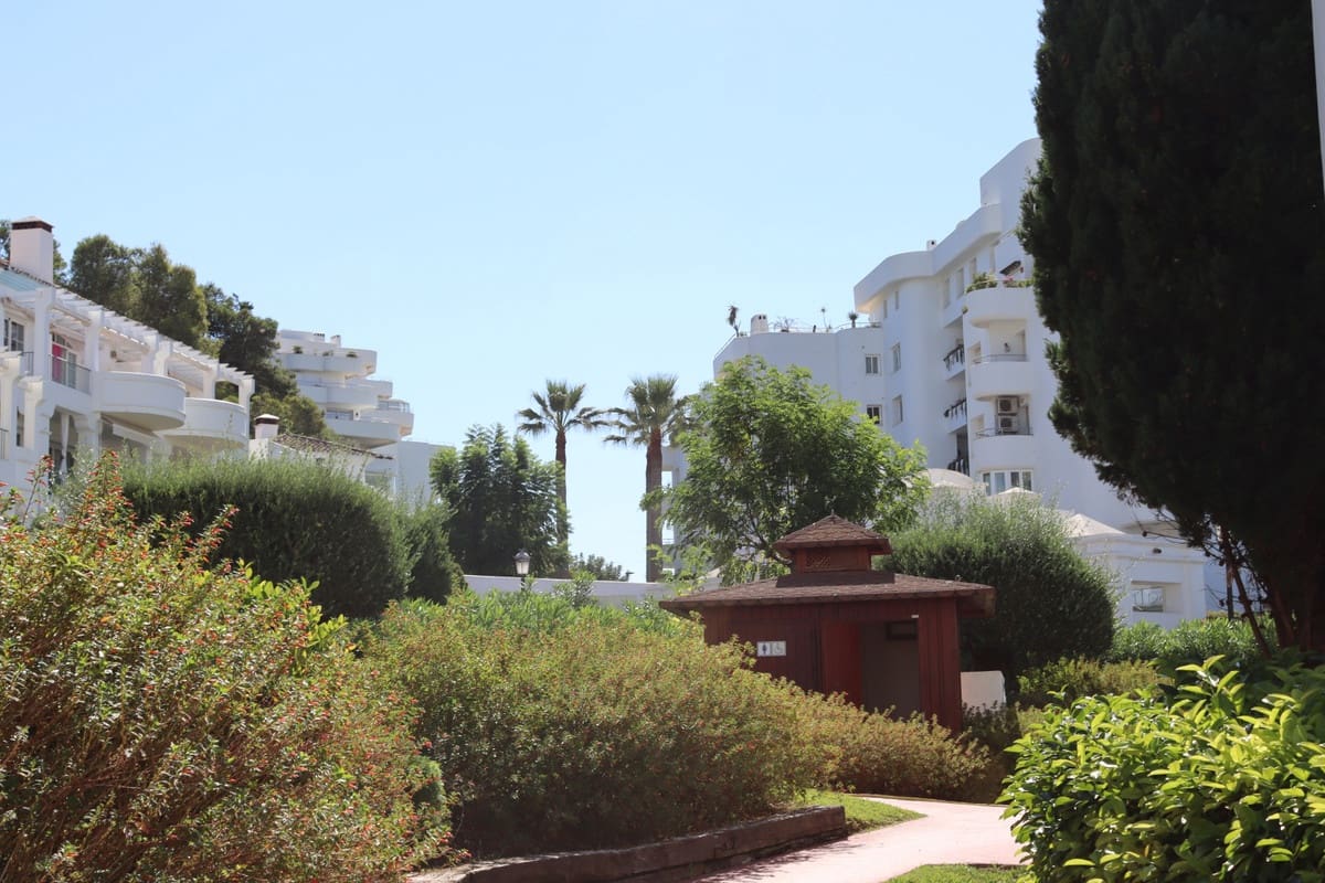 2 soveværelse Lejlighed til leje i Guadalmina med swimmingpool garage - € 1.850 (Ref: 10130688)