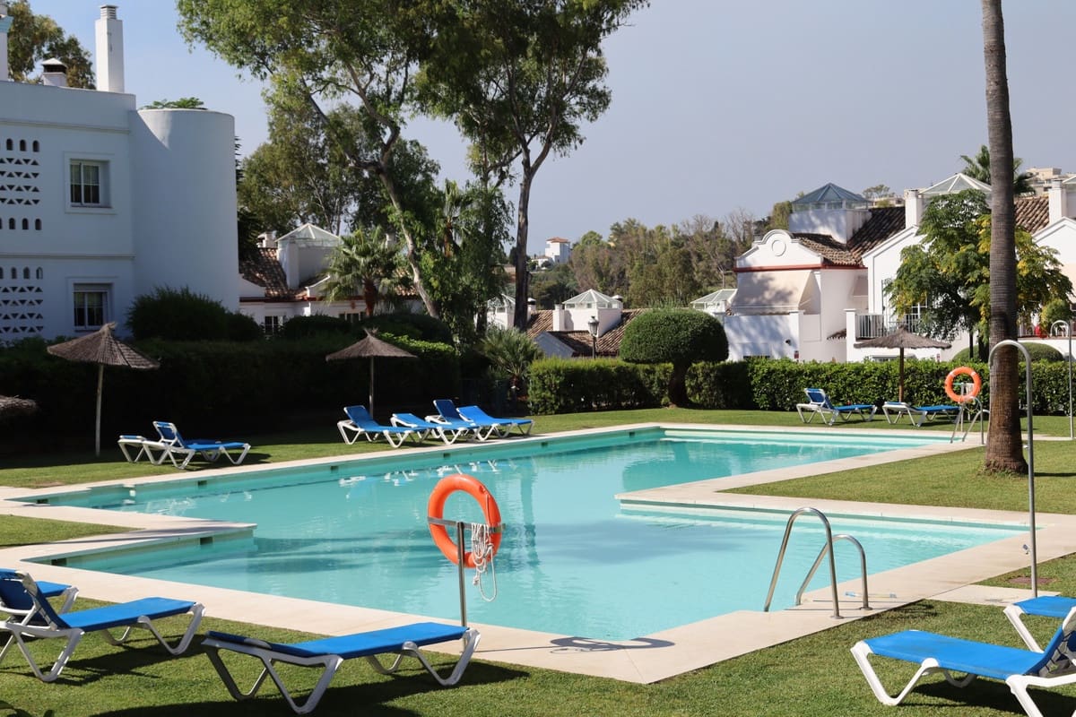 2 soveværelse Lejlighed til leje i Guadalmina med swimmingpool garage - € 1.850 (Ref: 10130688)