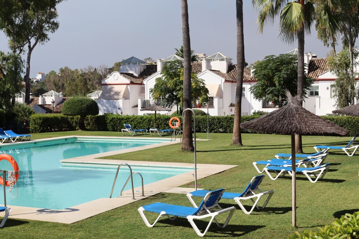 2 soveværelse Lejlighed til leje i Guadalmina med swimmingpool garage - € 1.850 (Ref: 10130688)