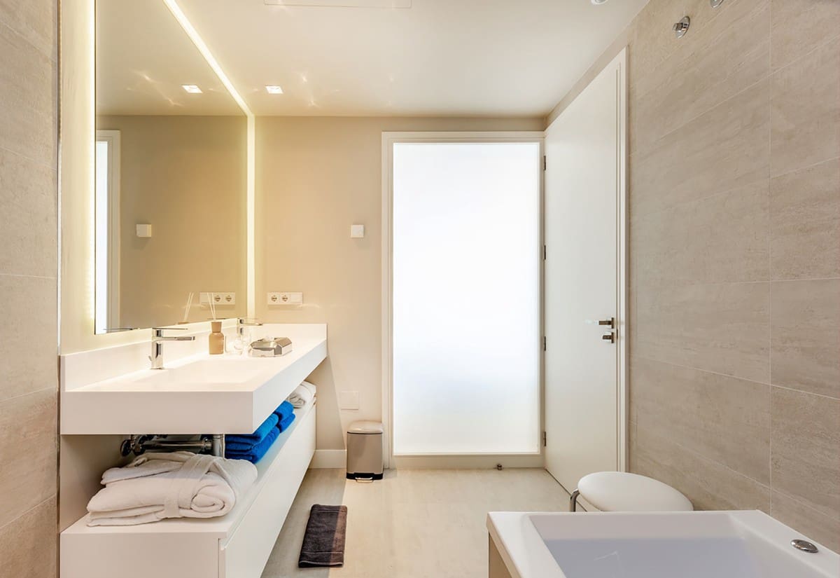 2 bedroom Apartment for sale in Nueva Andalucia with pool garage - € 1,190,000 (Ref: 4648120)