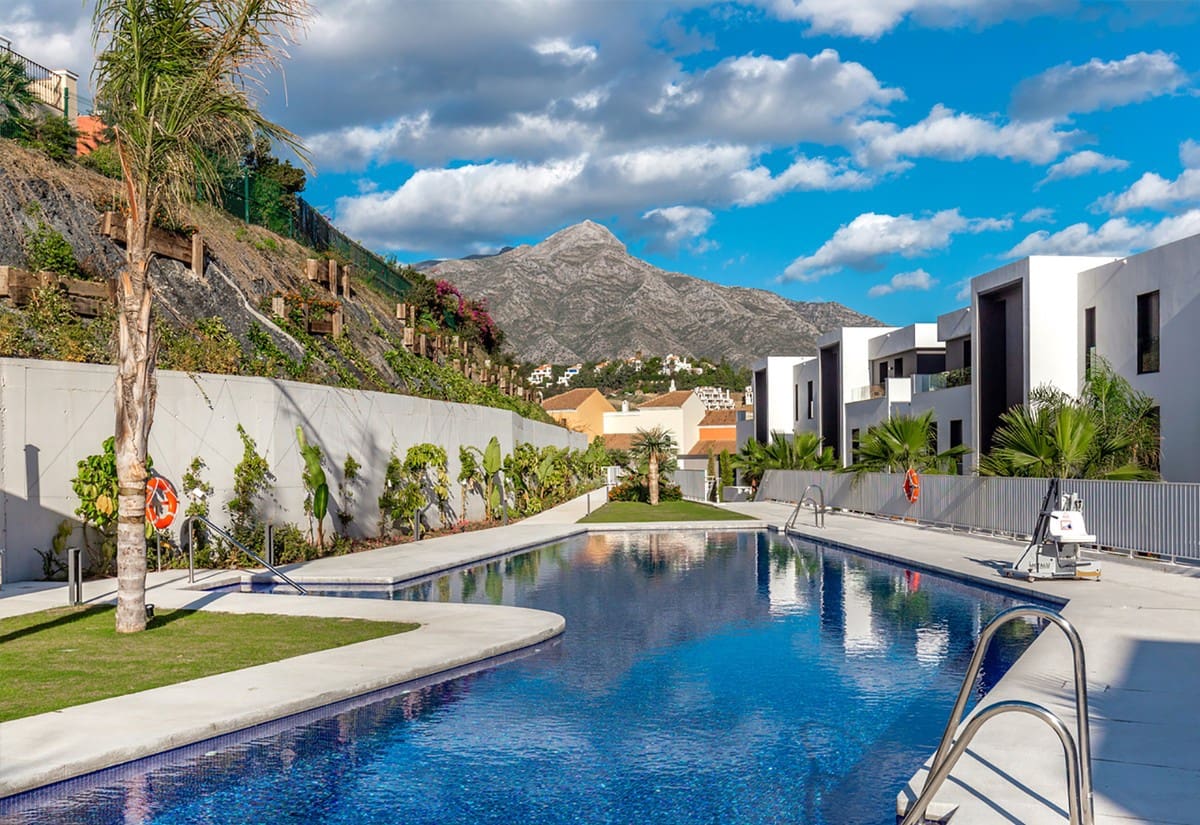 2 bedroom Apartment for sale in Nueva Andalucia with pool garage - € 1,190,000 (Ref: 4648120)