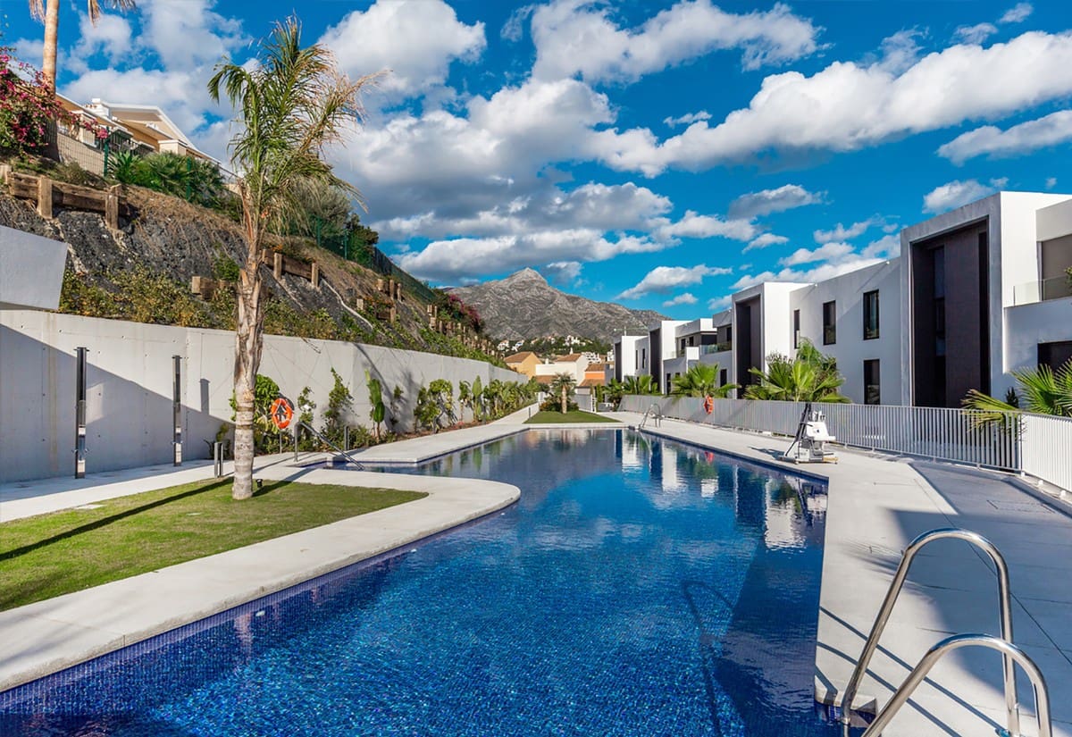 2 bedroom Apartment for sale in Nueva Andalucia with pool garage - € 1,190,000 (Ref: 4648120)