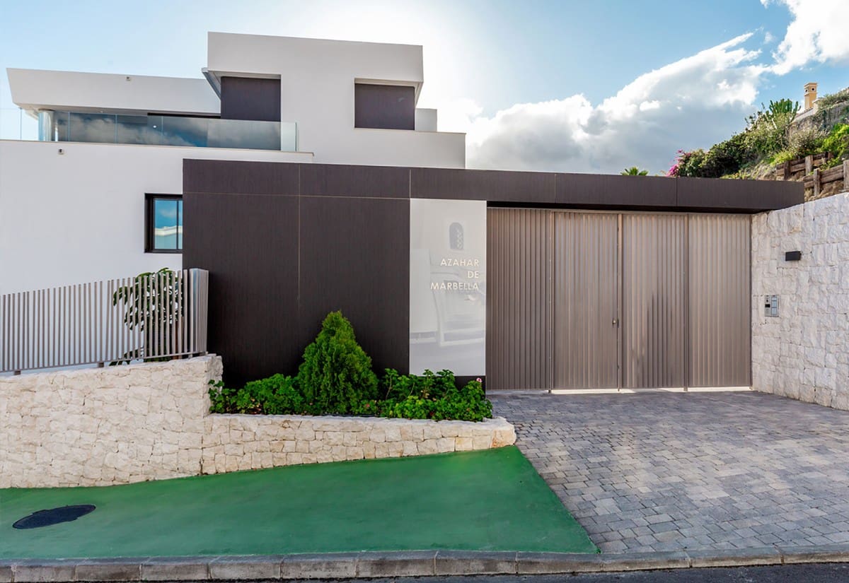 2 bedroom Apartment for sale in Nueva Andalucia with pool garage - € 1,190,000 (Ref: 4648120)