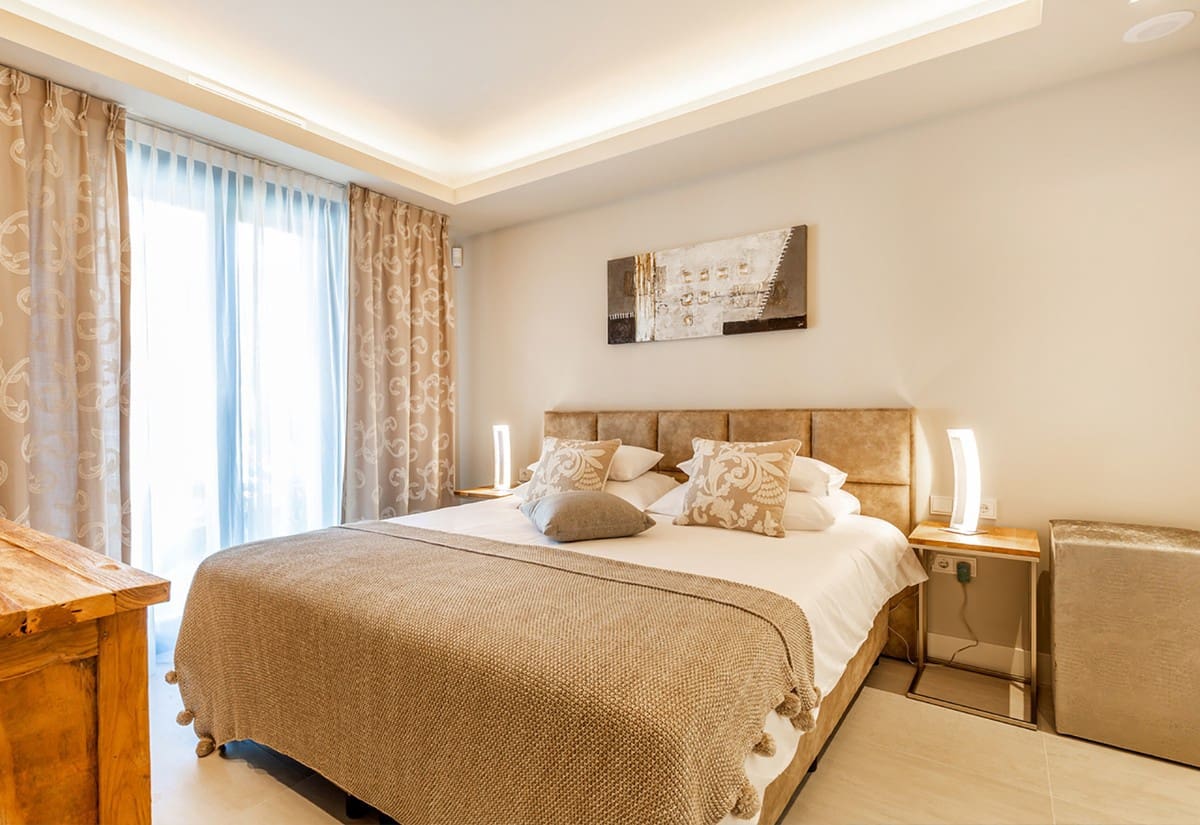 2 bedroom Apartment for sale in Nueva Andalucia with pool garage - € 1,190,000 (Ref: 4648120)