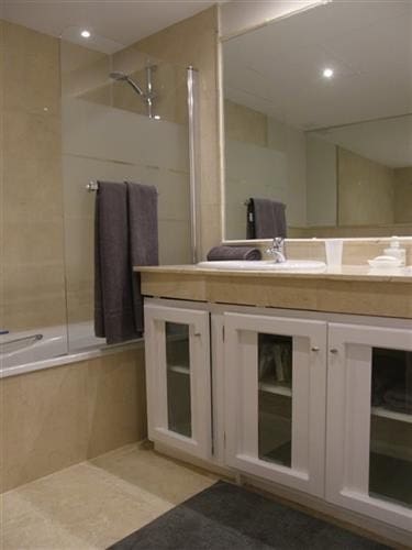 2 bedroom Apartment for holiday rental in Elviria with pool garage - € 750 (Ref: 5517126)