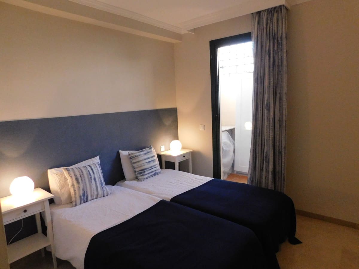 2 bedroom Apartment for holiday rental in Elviria with pool garage - € 750 (Ref: 5517126)