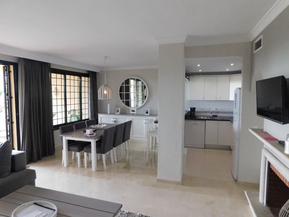 2 bedroom Apartment for holiday rental in Elviria with pool garage - € 750 (Ref: 5517126)