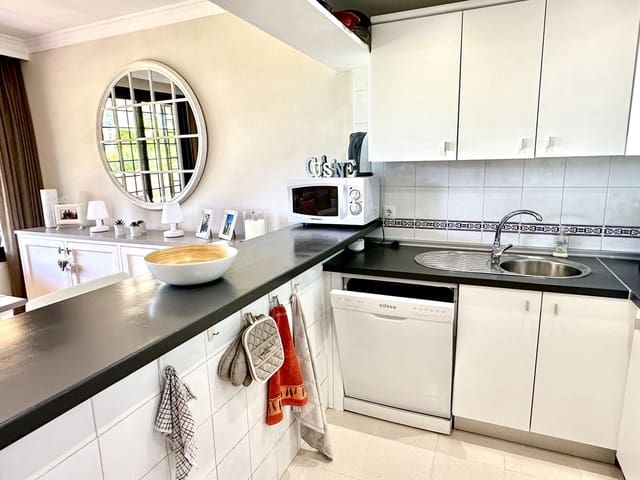 Appartement de 2 chambres de location de vacances à Elviria, Marbella avec piscine garage - 850 € (Ref: 5517126)