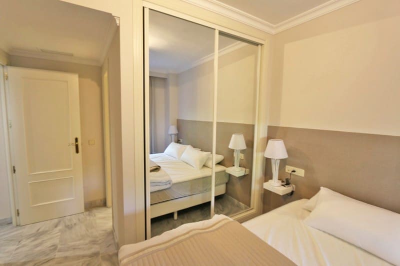 2 makuuhuone Huoneisto lomavuokrausta paikassa Nueva Andalucia mukana uima-altaan 
autotalli - 850 € (Ref: 5517135)