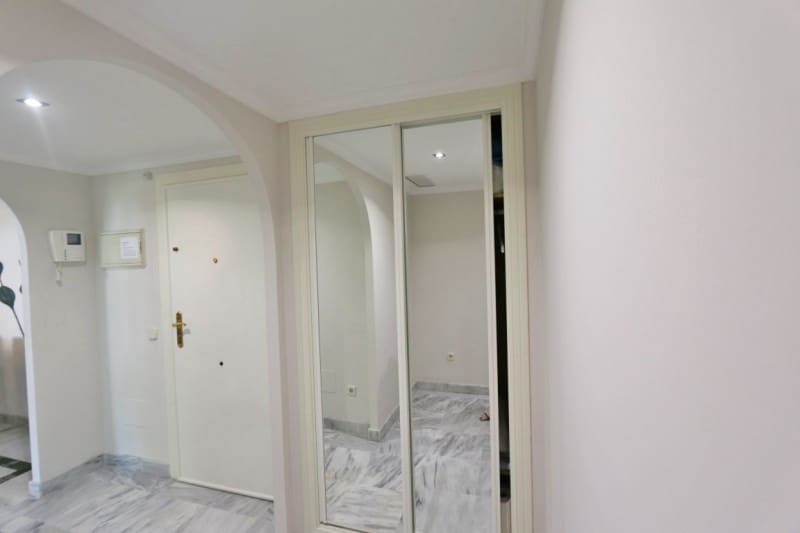 2 makuuhuone Huoneisto lomavuokrausta paikassa Nueva Andalucia mukana uima-altaan 
autotalli - 850 € (Ref: 5517135)