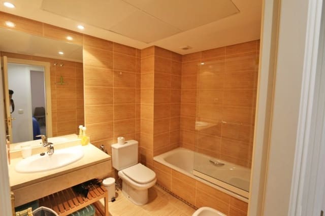 2 bedroom Apartment for holiday rental in Nueva Andalucia, Marbella with pool garage - € 850 (Ref: 5517135)