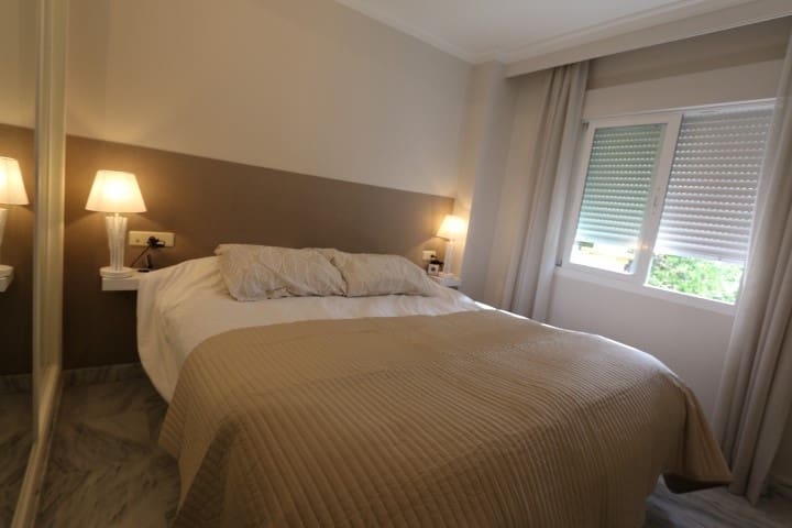 2 slaapkamer Appartement voor vakantieverhuur in Nueva Andalucia met zwembad garage - € 850 (Ref: 5517135)