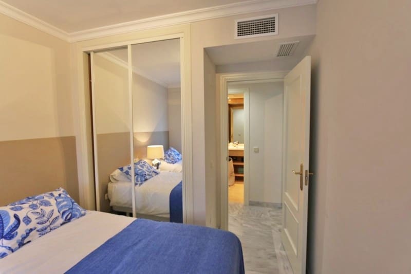 2 slaapkamer Appartement voor vakantieverhuur in Nueva Andalucia met zwembad garage - € 850 (Ref: 5517135)