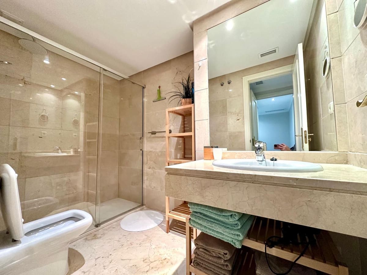 2 slaapkamer Appartement voor vakantieverhuur in Nueva Andalucia met zwembad garage - € 850 (Ref: 5517135)