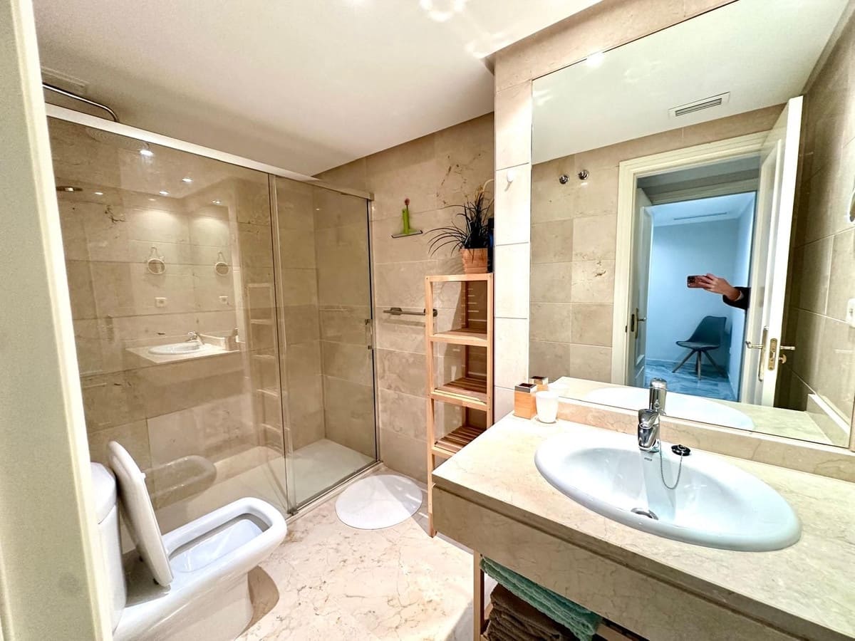 2 slaapkamer Appartement voor vakantieverhuur in Nueva Andalucia met zwembad garage - € 850 (Ref: 5517135)