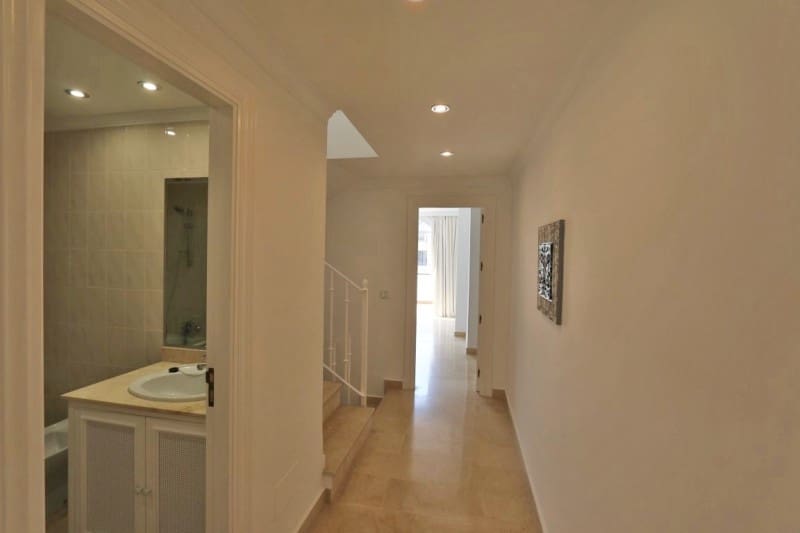 2 makuuhuone Omakotitalo lomavuokrausta paikassa Nueva Andalucia mukana uima-altaan 
autotalli - 950 € (Ref: 5517136)