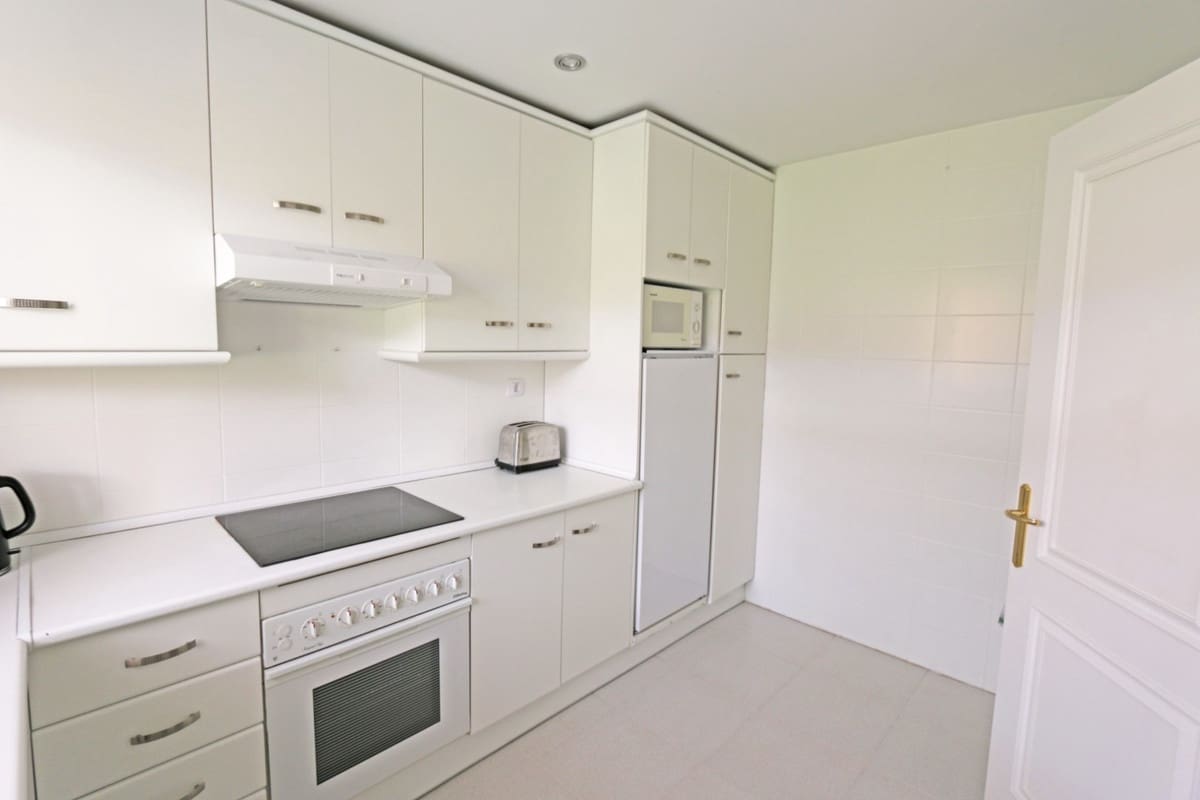 2 makuuhuone Omakotitalo lomavuokrausta paikassa Nueva Andalucia mukana uima-altaan 
autotalli - 950 € (Ref: 5517136)