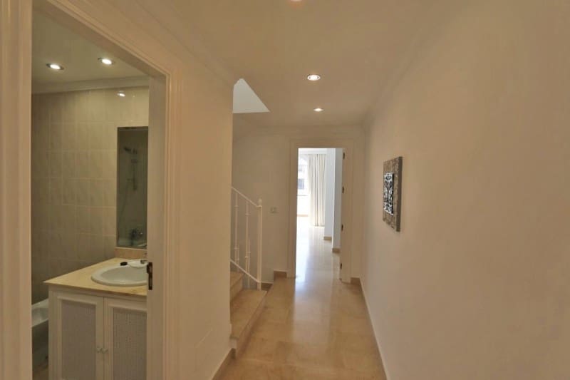 2 sypialnia Dom na kwatery wakacyjne w Nueva Andalucia z basenem garażem - 950 € (Ref: 5517136)