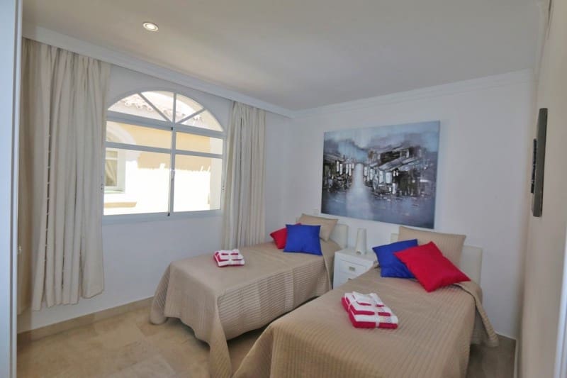 2 soverom Hus til salgs i Nueva Andalucia med svømmebasseng garasje - € 950 (Ref: 5517136)