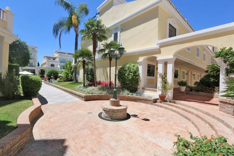 2 soverom Hus til salgs i Nueva Andalucia med svømmebasseng garasje - € 950 (Ref: 5517136)