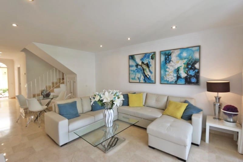 2 soverom Hus til salgs i Nueva Andalucia med svømmebasseng garasje - € 950 (Ref: 5517136)