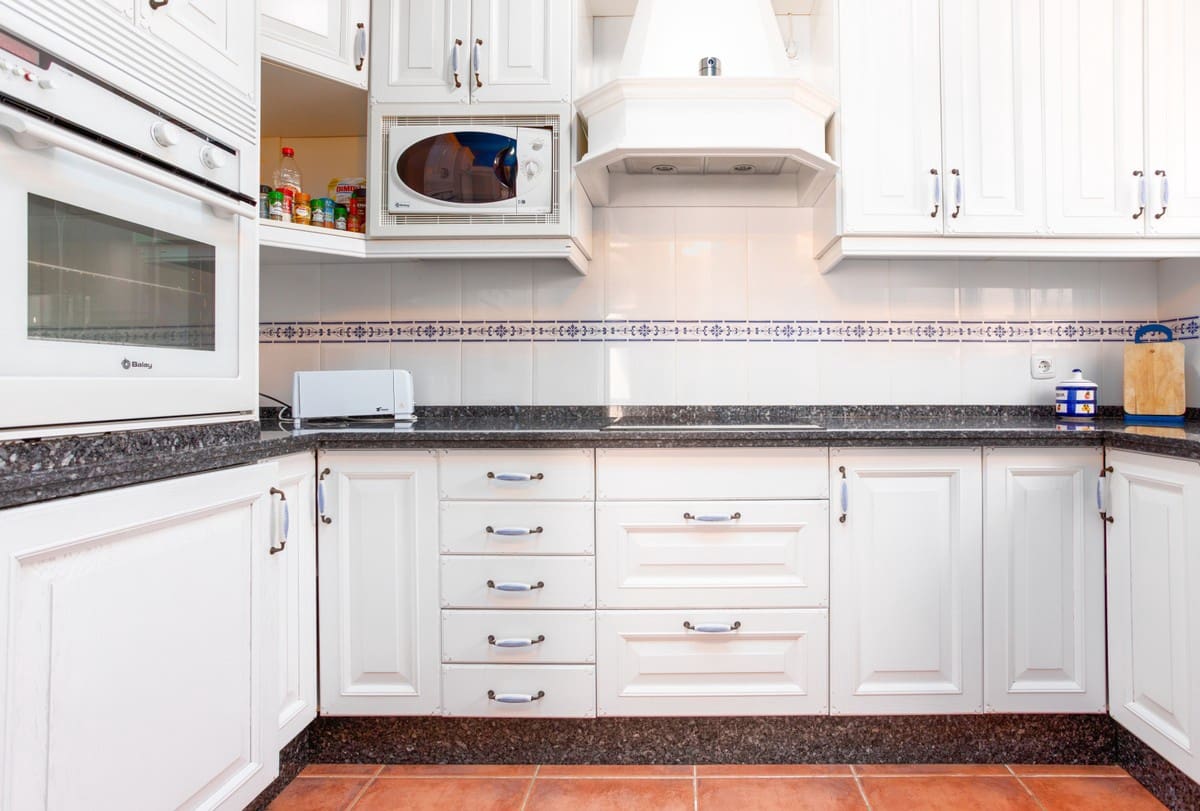 3 bedroom Semi-detached Villa for holiday rental in San Pedro de Alcantara with pool garage - € 1,050 (Ref: 5517248)