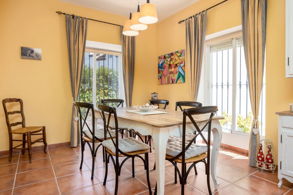 3 bedroom Semi-detached Villa for holiday rental in San Pedro de Alcantara with pool garage - € 1,050 (Ref: 5517248)