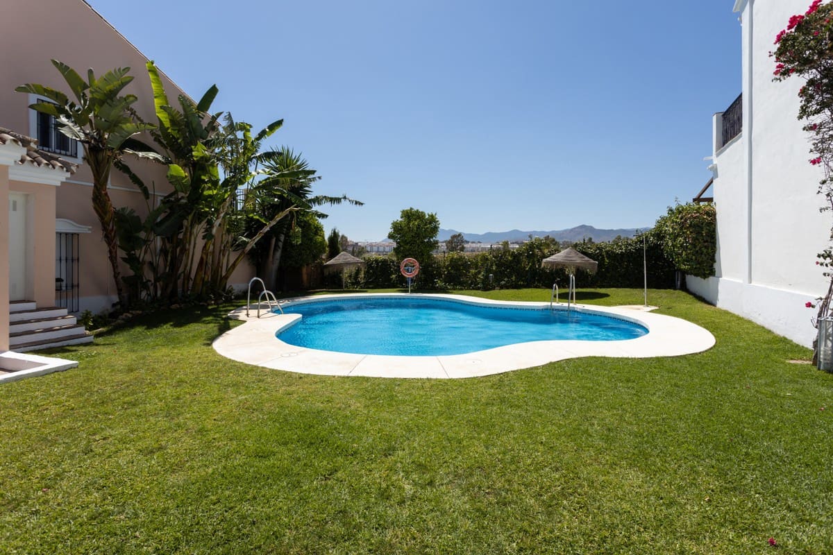 3 bedroom Semi-detached Villa for holiday rental in San Pedro de Alcantara with pool garage - € 1,050 (Ref: 5517248)