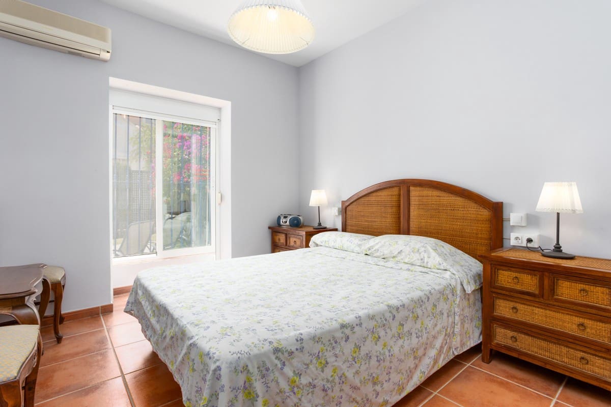 3 bedroom Semi-detached Villa for holiday rental in San Pedro de Alcantara with pool garage - € 1,050 (Ref: 5517248)