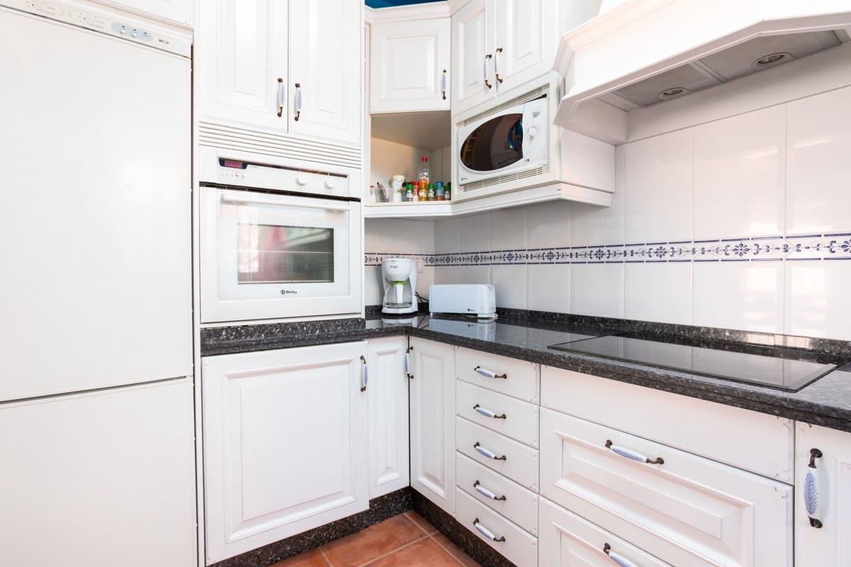 3 bedroom Semi-detached Villa for holiday rental in San Pedro de Alcantara with pool garage - € 1,050 (Ref: 5517248)