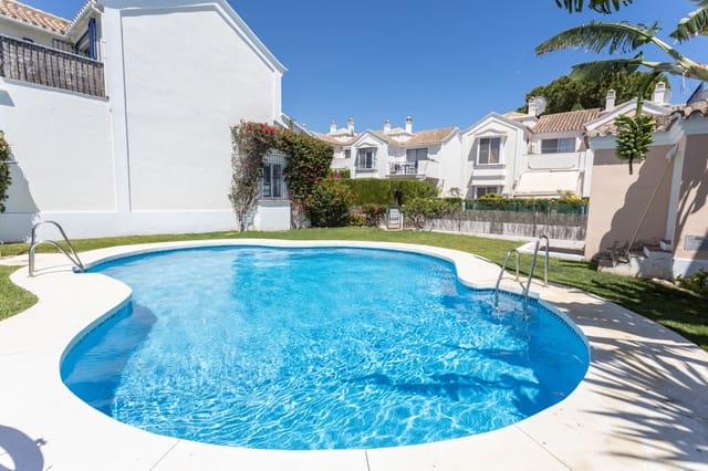3 quarto Moradia Geminada para arrendamento para férias em San Pedro de Alcantara, Marbella com piscina Garagem - 1 050 € (Ref: 5517248)