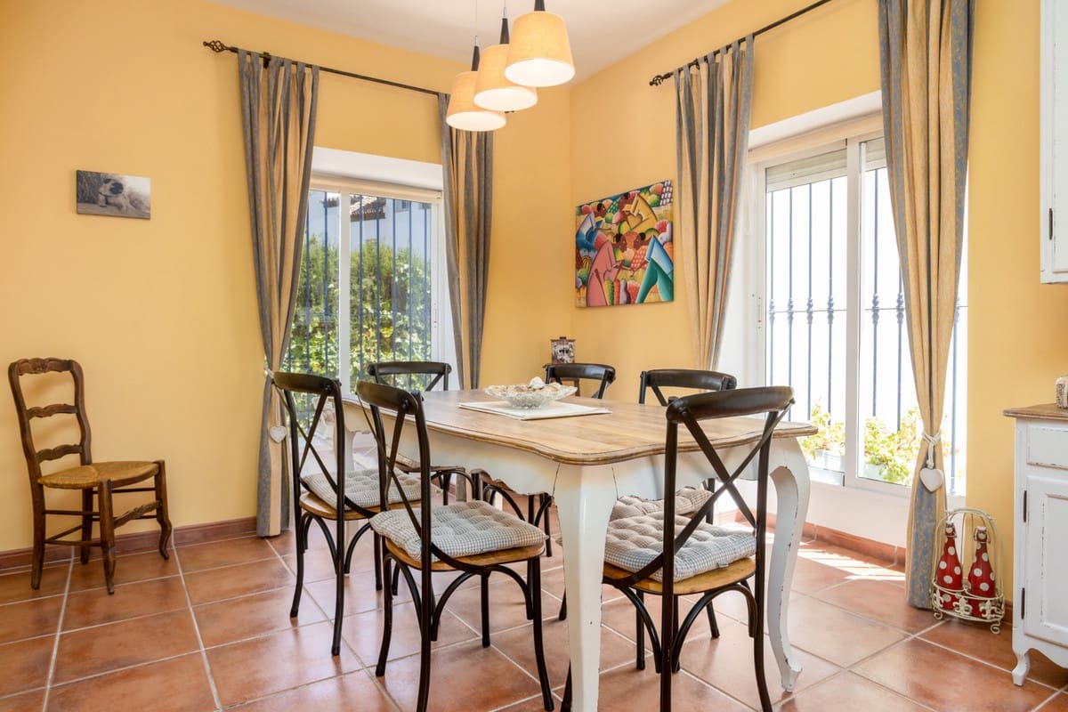 3 bedroom Semi-detached Villa for holiday rental in San Pedro de Alcantara with pool garage - € 1,050 (Ref: 5517248)