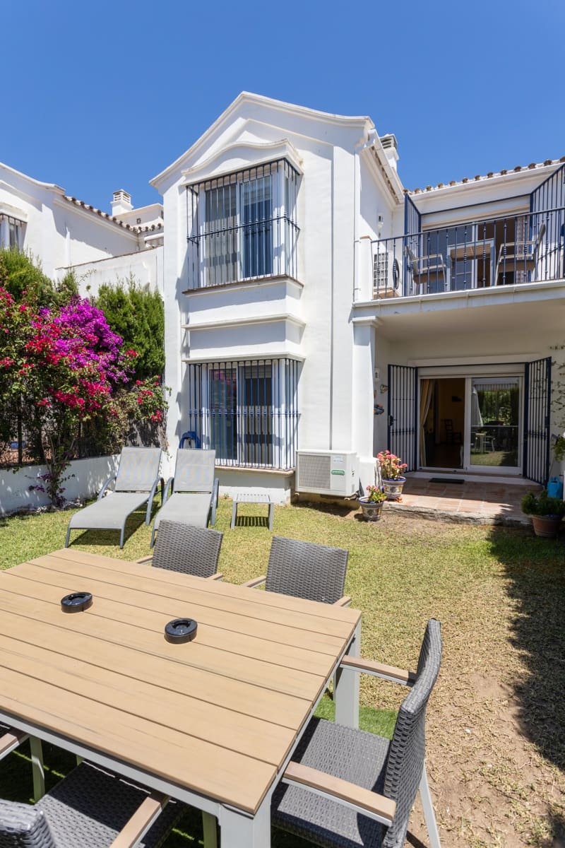 3 bedroom Semi-detached Villa for holiday rental in San Pedro de Alcantara with pool garage - € 1,050 (Ref: 5517248)