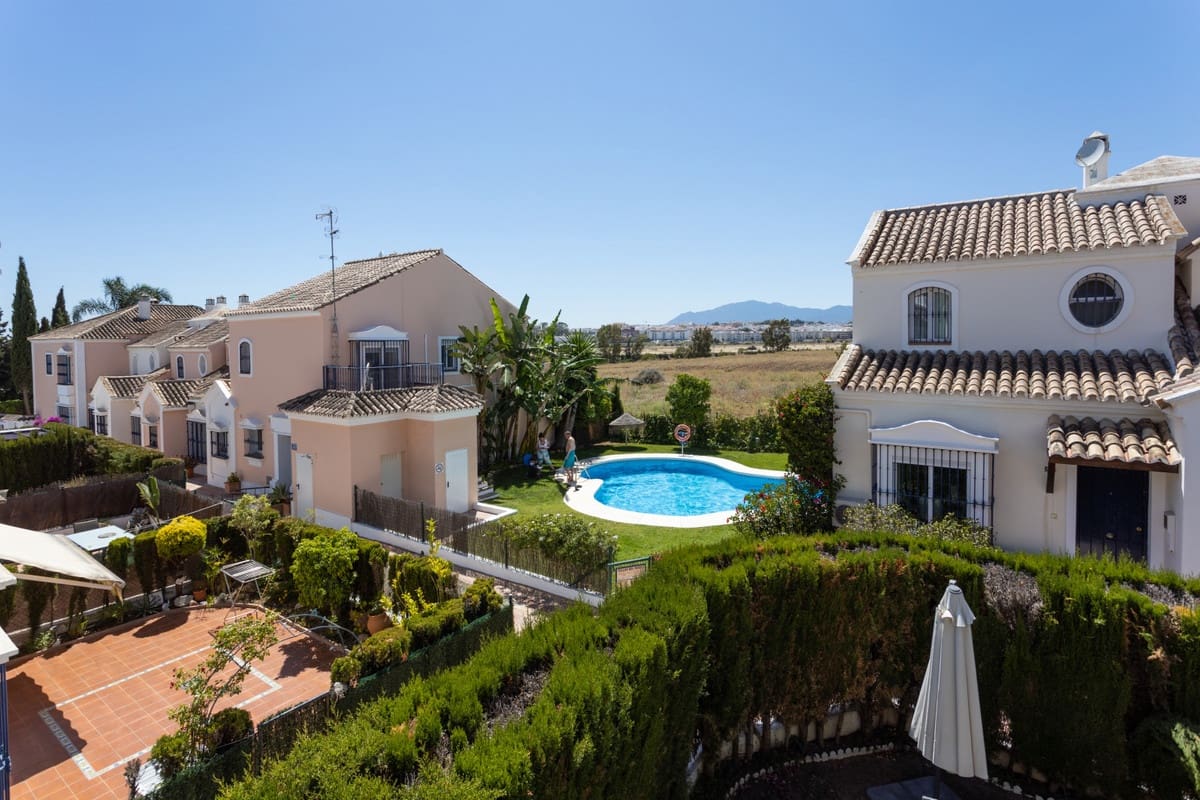 3 bedroom Semi-detached Villa for holiday rental in San Pedro de Alcantara with pool garage - € 1,050 (Ref: 5517248)