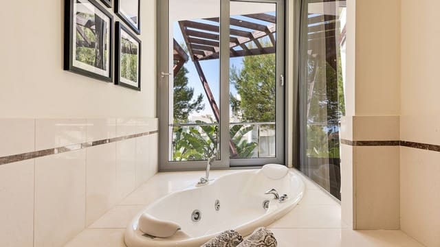 2 slaapkamer Halfvrijstaande villa te koop in Marbella met zwembad garage - € 1.320.000 (Ref: 5517263)