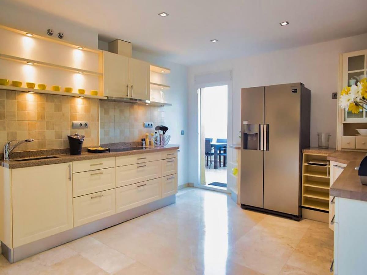   4 soveværelse   feriePenthouse i Marbella   med   swimmingpool  garage  - € 2.450 (Ref: 5828503)