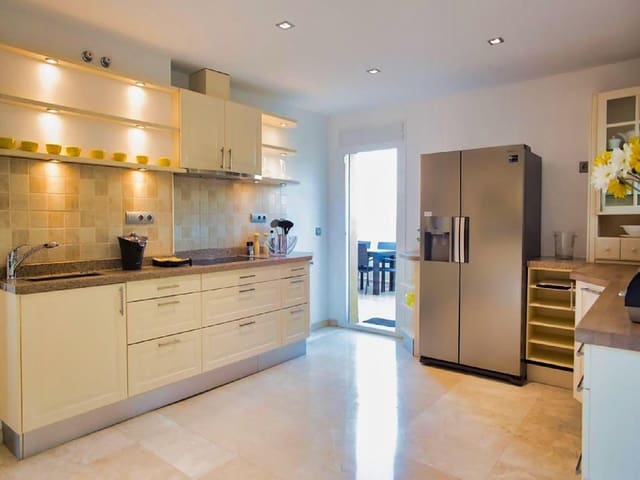 Ático de 4 habitaciones en Marbella en alquiler vacacional con piscina garaje - 2.450 € (Ref: 5828503)